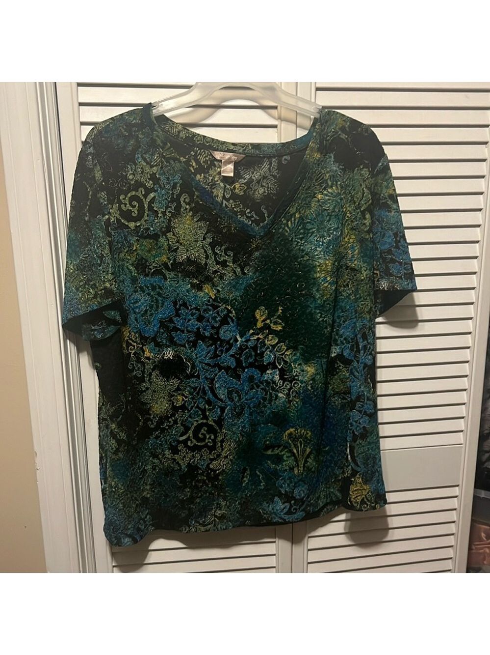 A woman dress shirt